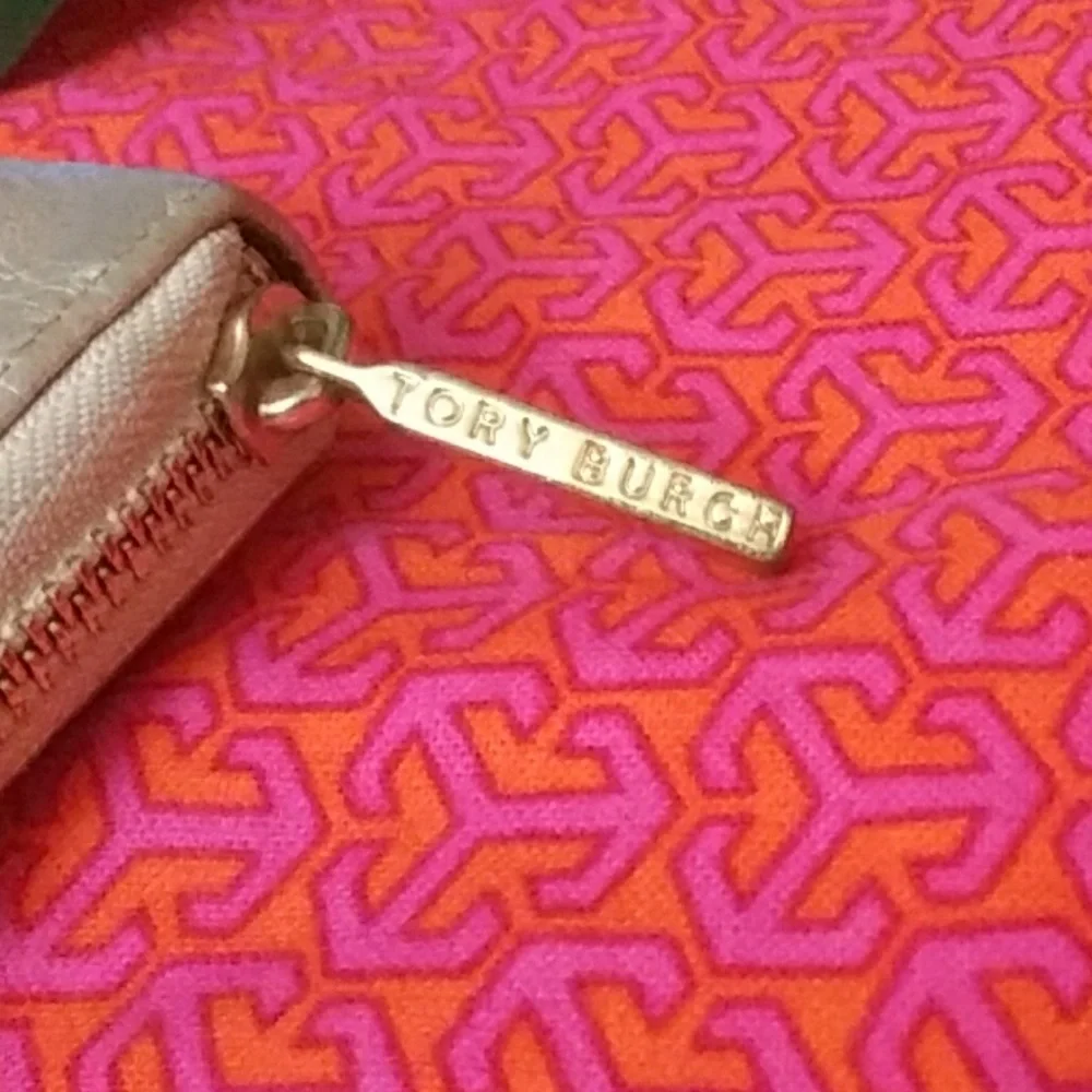 🌟Beautiful Gold Tory Burch Double Stacked Logo Zip Around Wallet🌟